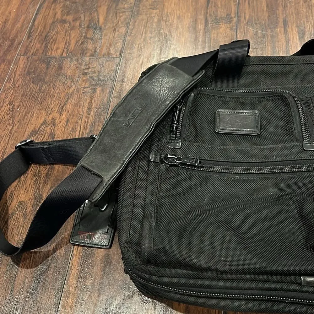 Tumi alpha 2 t-pass briefcase laptop bag black 26514dh in GUC black